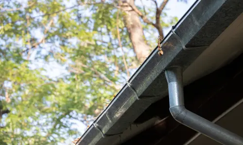 Detalhe de calha instalada em telhado, mostrando a qualidade do acabamento